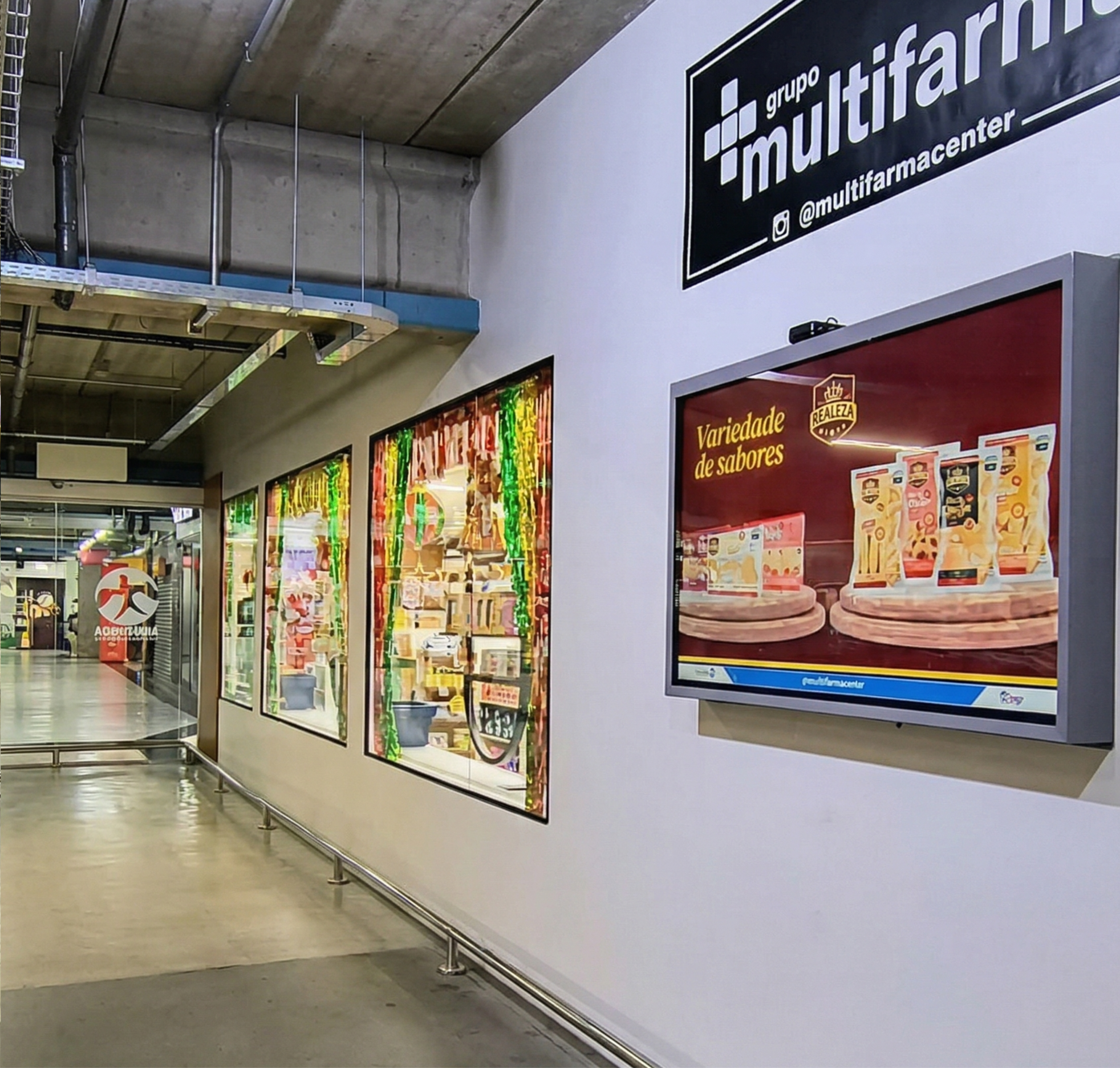 Corredor do Andorinha Hipermercado com Telas de Retail Media